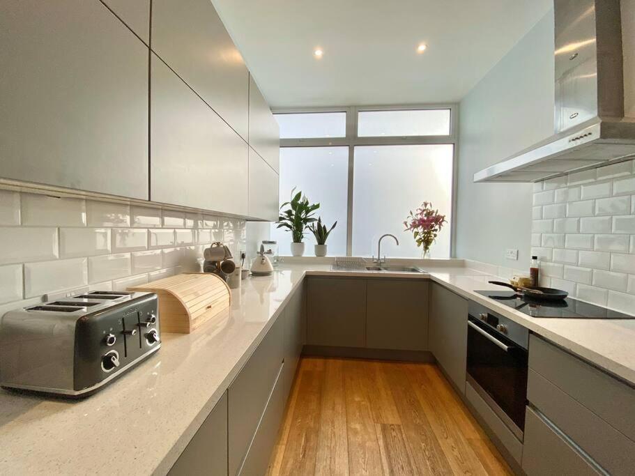 2Bdr Modern Apartment In Hammersmith West 런던 외부 사진