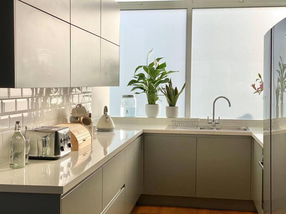 2Bdr Modern Apartment In Hammersmith West 런던 외부 사진